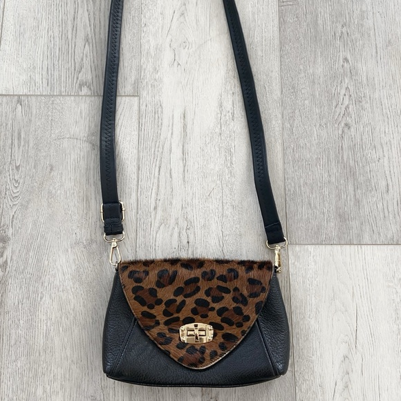 Faux fur leopard print crossbody purse - Picture 2 of 8